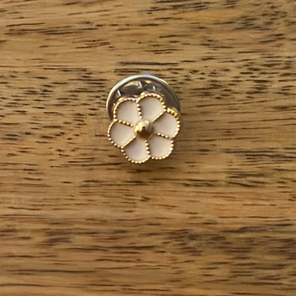 FREE!!! TINY FLOWER PIN - Picture 1 of 3
